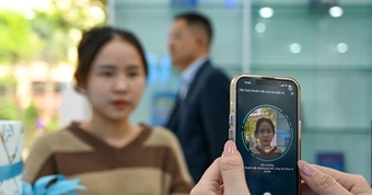 Người dùng xác nhận SIM chính chủ qua VNeID, đổi máy điện thoại sẽ phải sinh trắc học