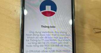 Nhiều người tá hóa vì bất ngờ bị khóa ứng dụng ngân hàng