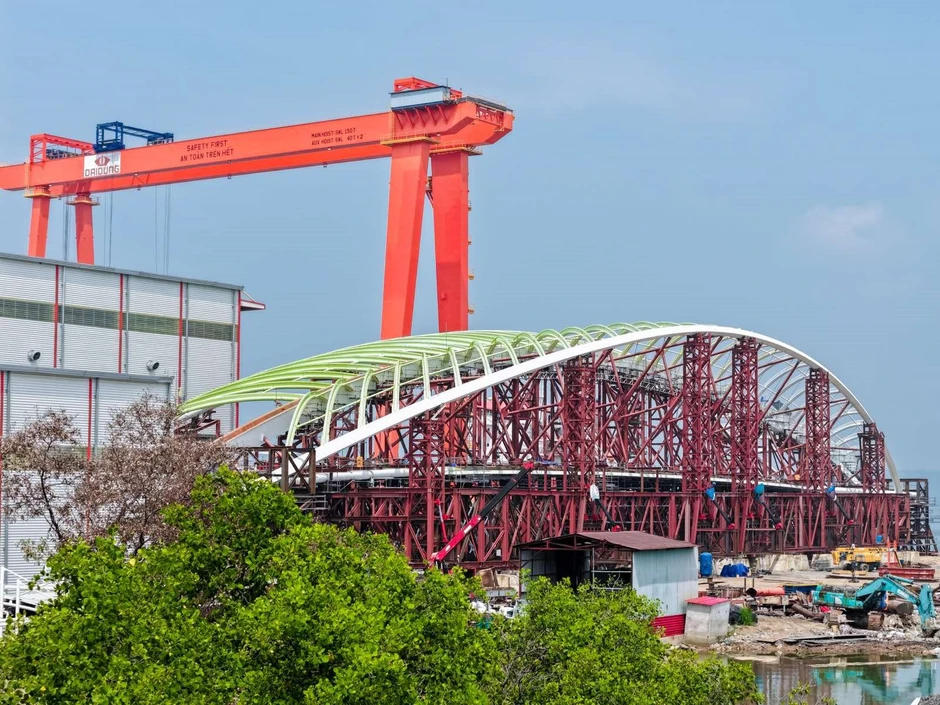 ‘Siêu sà lan’ đã neo đậu gần nhà máy của Tập đoàn Đại Dũng, chuẩn bị lai dắt khối cầu đi bộ nặng 3.000 tấn qua sông Sài Gòn ‘Siêu sà lan’ đã neo đậu gần nhà máy của Tập đoàn Đại Dũng, chuẩn bị lai dắt khối cầu đi bộ nặng 3.000 tấn qua sông Sài Gòn