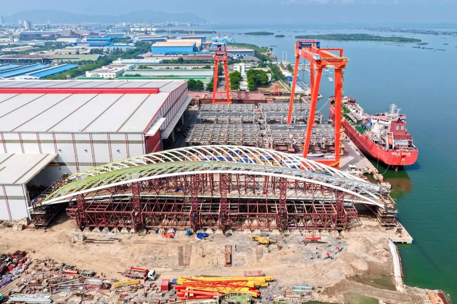 ‘Siêu sà lan’ đã neo đậu gần nhà máy của Tập đoàn Đại Dũng, chuẩn bị lai dắt khối cầu đi bộ nặng 3.000 tấn qua sông Sài Gòn ‘Siêu sà lan’ đã neo đậu gần nhà máy của Tập đoàn Đại Dũng, chuẩn bị lai dắt khối cầu đi bộ nặng 3.000 tấn qua sông Sài Gòn