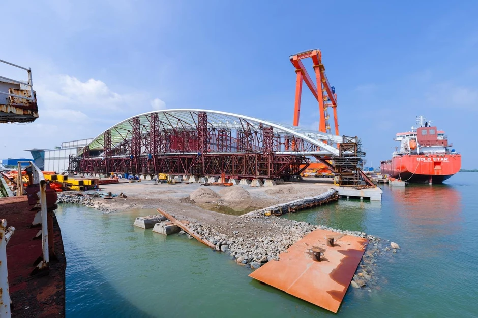 ‘Siêu sà lan’ đã neo đậu gần nhà máy của Tập đoàn Đại Dũng, chuẩn bị lai dắt khối cầu đi bộ nặng 3.000 tấn qua sông Sài Gòn ‘Siêu sà lan’ đã neo đậu gần nhà máy của Tập đoàn Đại Dũng, chuẩn bị lai dắt khối cầu đi bộ nặng 3.000 tấn qua sông Sài Gòn