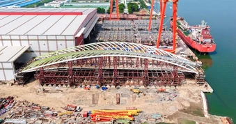 ‘Siêu sà lan’ đã neo đậu gần nhà máy của Tập đoàn Đại Dũng, chuẩn bị lai dắt khối cầu đi bộ nặng 3.000 tấn qua sông Sài Gòn