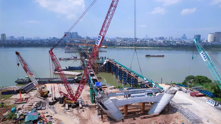 120 tấn kết cấu thép được đưa vào vị trí, "siêu cầu" vượt sông Hồng 16.200 tỷ đồng nối khu phố cổ với Long Biên bước vào giai đoạn quan trọng 120 tấn kết cấu thép được đưa vào vị trí, "siêu cầu" vượt sông Hồng 16.200 tỷ đồng nối khu phố cổ với Long Biên bước vào giai đoạn quan trọng