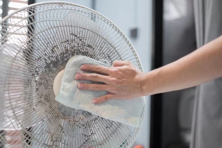 3 cách vệ sinh quạt điện không cần tháo lồng 3 cách vệ sinh quạt điện không cần tháo lồng