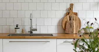 7 món đồ lau dọn quen thuộc không nên dùng trong bếp