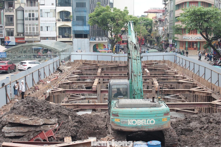Bể ngầm chống ngập khu vực chợ Hàng Da được đổ bê tông đáy Bể ngầm chống ngập khu vực chợ Hàng Da được đổ bê tông đáy