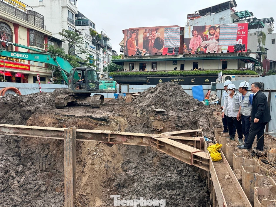 Bể ngầm chống ngập khu vực chợ Hàng Da được đổ bê tông đáy Bể ngầm chống ngập khu vực chợ Hàng Da được đổ bê tông đáy