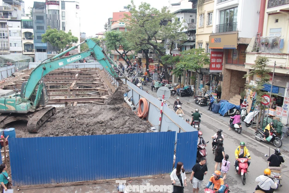 Bể ngầm chống ngập khu vực chợ Hàng Da được đổ bê tông đáy Bể ngầm chống ngập khu vực chợ Hàng Da được đổ bê tông đáy