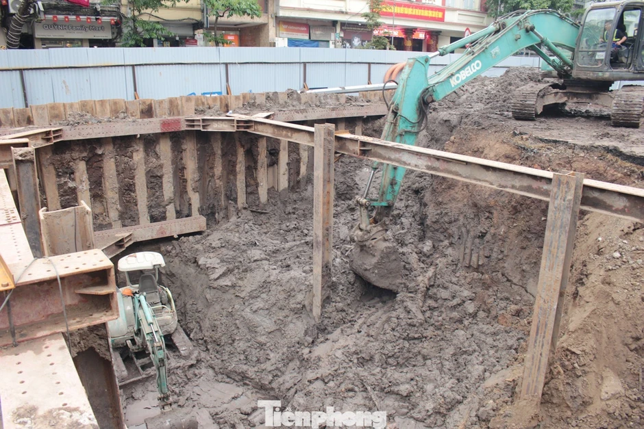 Bể ngầm chống ngập khu vực chợ Hàng Da được đổ bê tông đáy Bể ngầm chống ngập khu vực chợ Hàng Da được đổ bê tông đáy