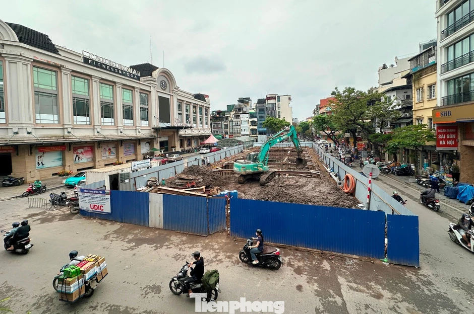 Bể ngầm chống ngập khu vực chợ Hàng Da được đổ bê tông đáy Bể ngầm chống ngập khu vực chợ Hàng Da được đổ bê tông đáy