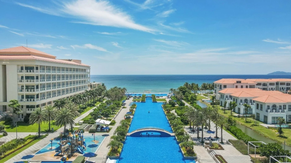 Bên trong công trình của nữ đại gia Việt từng tổ chức đám cưới bí mật cho tỷ phú Ấn Độ: Bể bơi vô cực dài nhất Đà Nẵng, thực đơn độc bản mới ra mắt