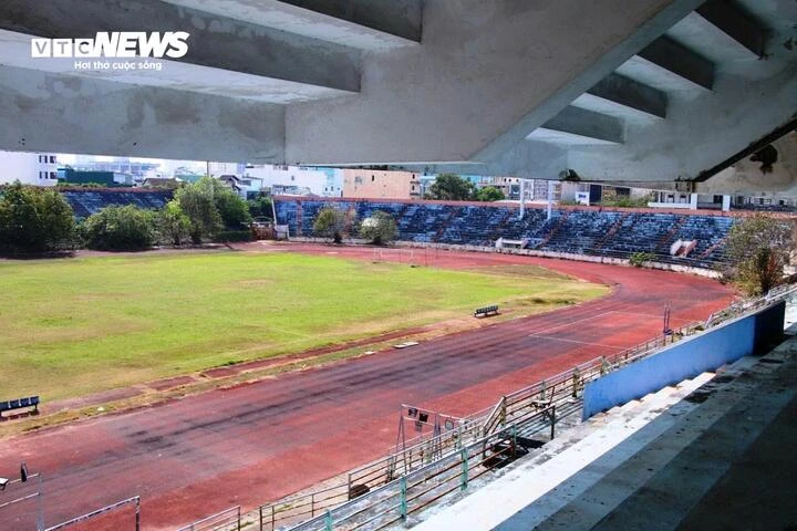 Cận cảnh sân vận động Chi Lăng trước khi phá dỡ sau 12 năm vướng vào đại án Cận cảnh sân vận động Chi Lăng trước khi phá dỡ sau 12 năm vướng vào đại án