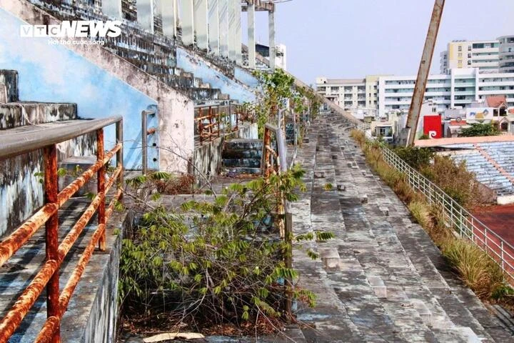 Cận cảnh sân vận động Chi Lăng trước khi phá dỡ sau 12 năm vướng vào đại án Cận cảnh sân vận động Chi Lăng trước khi phá dỡ sau 12 năm vướng vào đại án