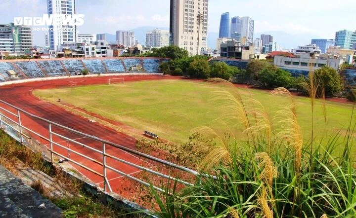 Cận cảnh sân vận động Chi Lăng trước khi phá dỡ sau 12 năm vướng vào đại án Cận cảnh sân vận động Chi Lăng trước khi phá dỡ sau 12 năm vướng vào đại án