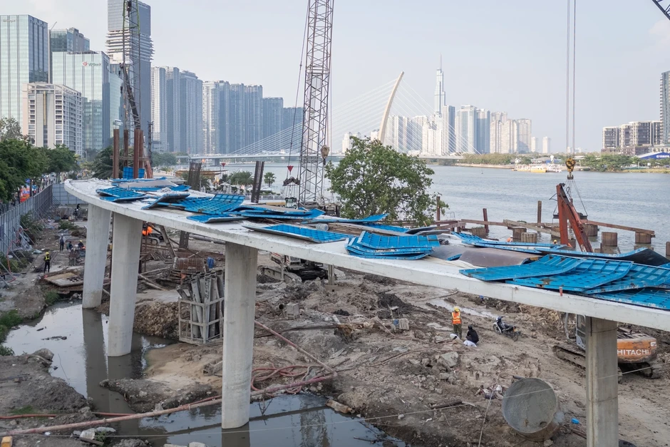 Cầu đi bộ nghìn tỷ qua sông Sài Gòn sau một năm thi công Cầu đi bộ nghìn tỷ qua sông Sài Gòn sau một năm thi công