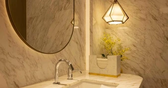 Chỉ cần đổi màu bóng đèn, căn hộ nhỏ bỗng rộng và sang hơn hẳn