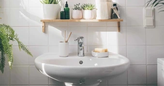 Chiếc lỗ nhỏ trên bồn rửa mặt có công dụng bất ngờ nhiều người chưa biết