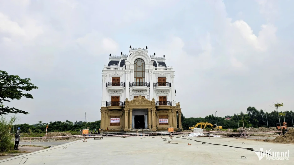 Chủ nhà nói lý do nhờ ‘thần đèn’ dời căn biệt thự nặng hàng trăm tấn ở Bắc Ninh Chủ nhà nói lý do nhờ ‘thần đèn’ dời căn biệt thự nặng hàng trăm tấn ở Bắc Ninh