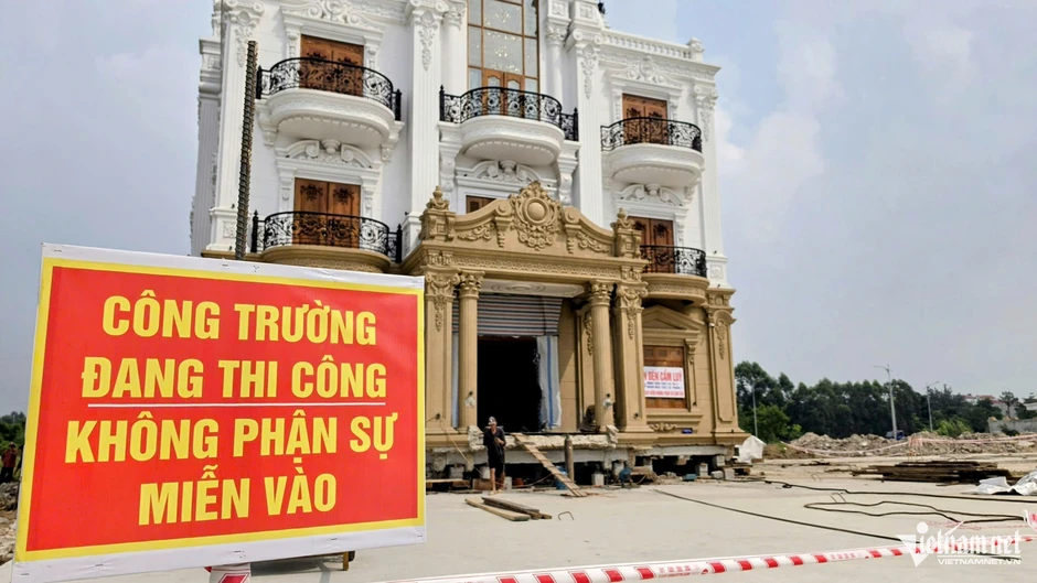 Chủ nhà nói lý do nhờ ‘thần đèn’ dời căn biệt thự nặng hàng trăm tấn ở Bắc Ninh Chủ nhà nói lý do nhờ ‘thần đèn’ dời căn biệt thự nặng hàng trăm tấn ở Bắc Ninh