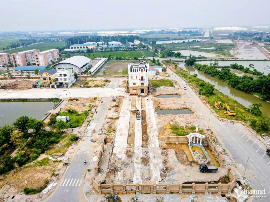 Chủ nhà nói lý do nhờ ‘thần đèn’ dời căn biệt thự nặng hàng trăm tấn ở Bắc Ninh Chủ nhà nói lý do nhờ ‘thần đèn’ dời căn biệt thự nặng hàng trăm tấn ở Bắc Ninh