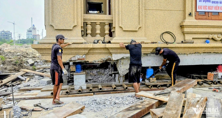 Chủ nhà nói lý do nhờ ‘thần đèn’ dời căn biệt thự nặng hàng trăm tấn ở Bắc Ninh Chủ nhà nói lý do nhờ ‘thần đèn’ dời căn biệt thự nặng hàng trăm tấn ở Bắc Ninh