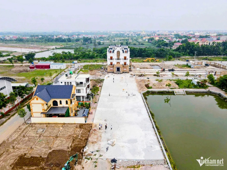 Chủ nhà nói lý do nhờ ‘thần đèn’ dời căn biệt thự nặng hàng trăm tấn ở Bắc Ninh Chủ nhà nói lý do nhờ ‘thần đèn’ dời căn biệt thự nặng hàng trăm tấn ở Bắc Ninh
