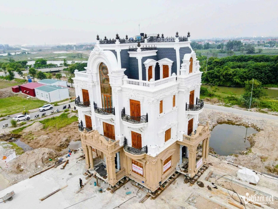 Chủ nhà nói lý do nhờ ‘thần đèn’ dời căn biệt thự nặng hàng trăm tấn ở Bắc Ninh Chủ nhà nói lý do nhờ ‘thần đèn’ dời căn biệt thự nặng hàng trăm tấn ở Bắc Ninh