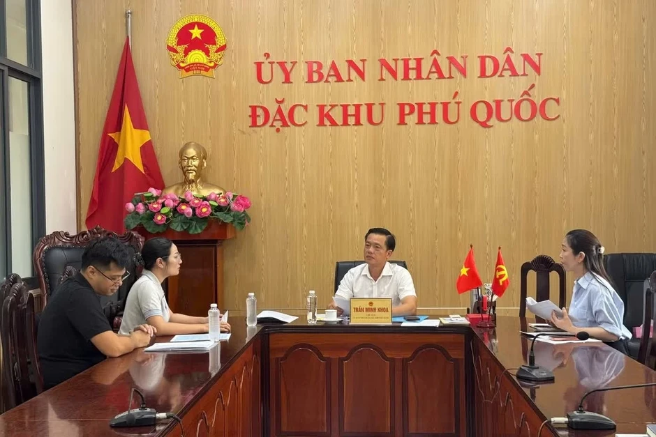 Chủ tịch đặc khu Phú Quốc cảnh báo bẫy mua bán 'đất chỉ tay' Chủ tịch đặc khu Phú Quốc cảnh báo bẫy mua bán 'đất chỉ tay'