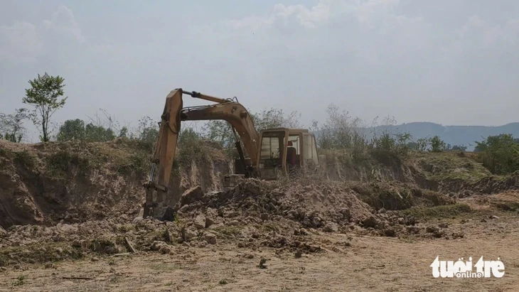 Công an đang điều tra, công trường khai thác đất lậu tại Đắk Lắk vẫn hoạt động rầm rộ Công an đang điều tra, công trường khai thác đất lậu tại Đắk Lắk vẫn hoạt động rầm rộ