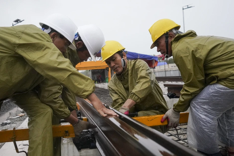 Công nhân đội mưa gấp rút thi công tuyến tàu điện LRT ở Phú Quốc Công nhân đội mưa gấp rút thi công tuyến tàu điện LRT ở Phú Quốc