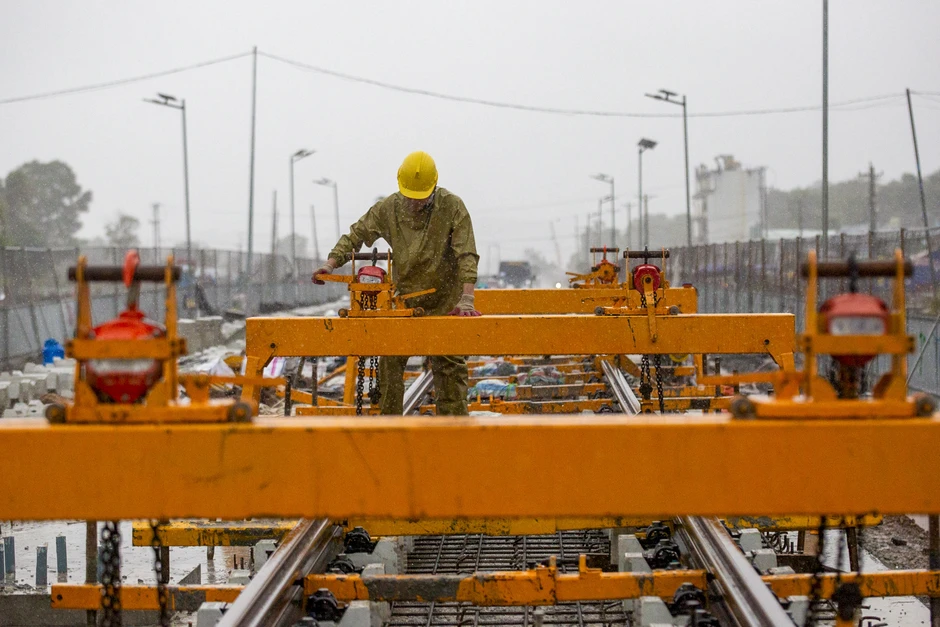 Công nhân đội mưa gấp rút thi công tuyến tàu điện LRT ở Phú Quốc Công nhân đội mưa gấp rút thi công tuyến tàu điện LRT ở Phú Quốc