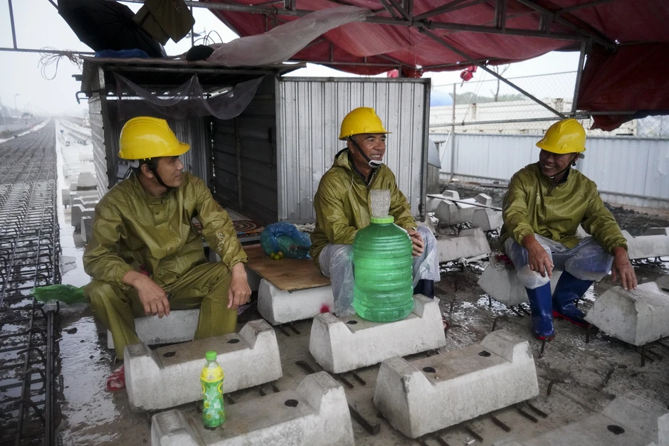 Công nhân đội mưa gấp rút thi công tuyến tàu điện LRT ở Phú Quốc Công nhân đội mưa gấp rút thi công tuyến tàu điện LRT ở Phú Quốc
