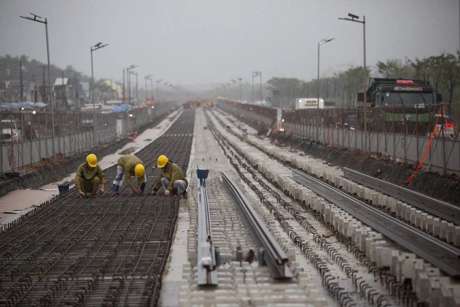 Công nhân đội mưa gấp rút thi công tuyến tàu điện LRT ở Phú Quốc Công nhân đội mưa gấp rút thi công tuyến tàu điện LRT ở Phú Quốc