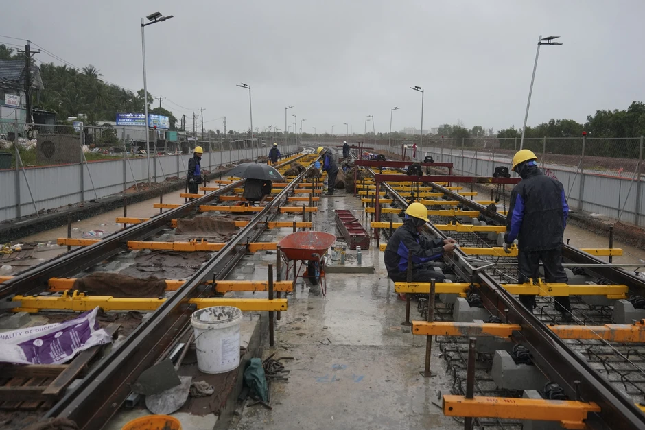 Công nhân đội mưa gấp rút thi công tuyến tàu điện LRT ở Phú Quốc Công nhân đội mưa gấp rút thi công tuyến tàu điện LRT ở Phú Quốc