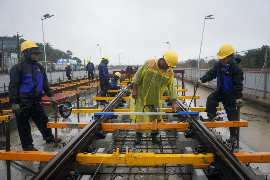 Công nhân đội mưa gấp rút thi công tuyến tàu điện LRT ở Phú Quốc Công nhân đội mưa gấp rút thi công tuyến tàu điện LRT ở Phú Quốc