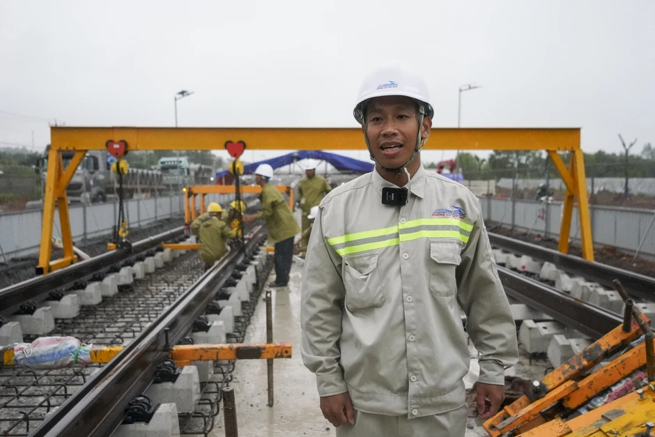 Công nhân đội mưa gấp rút thi công tuyến tàu điện LRT ở Phú Quốc Công nhân đội mưa gấp rút thi công tuyến tàu điện LRT ở Phú Quốc