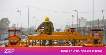 Công nhân đội mưa gấp rút thi công tuyến tàu điện LRT ở Phú Quốc