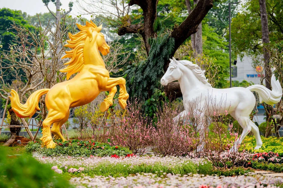 Công trình tạo hình giọt nước mắt khổng lồ, được Sun Group xây dựng thần tốc trên "khu đất vàng" 3 mặt tiền từng gắn với đại gia BĐS nức tiếng sở hữu 30.000 bất động sản