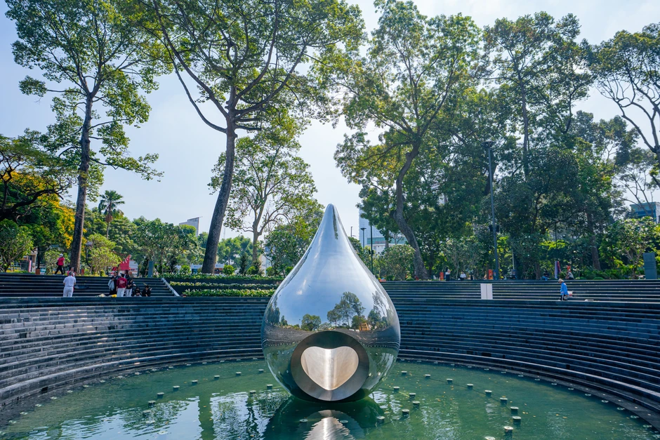 Công trình tạo hình giọt nước mắt khổng lồ, được Sun Group xây dựng thần tốc trên "khu đất vàng" 3 mặt tiền từng gắn với đại gia BĐS nức tiếng sở hữu 30.000 bất động sản
