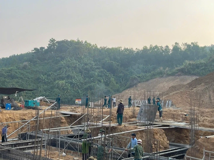 Đà Nẵng: Hàng trăm bộ đội đóng chốt tại công trường, bắt đầu xây trường nội trú biên giới Đà Nẵng: Hàng trăm bộ đội đóng chốt tại công trường, bắt đầu xây trường nội trú biên giới