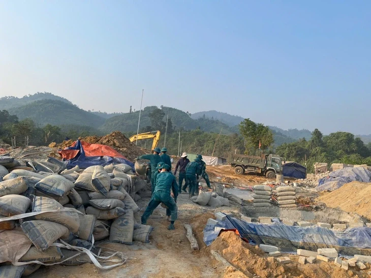 Đà Nẵng: Hàng trăm bộ đội đóng chốt tại công trường, bắt đầu xây trường nội trú biên giới Đà Nẵng: Hàng trăm bộ đội đóng chốt tại công trường, bắt đầu xây trường nội trú biên giới