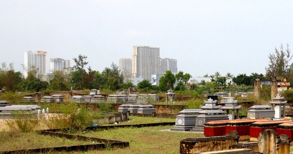 Đà Nẵng tính di dời gần 400.000 ngôi mộ để tái thiết đô thị Đà Nẵng tính di dời gần 400.000 ngôi mộ để tái thiết đô thị
