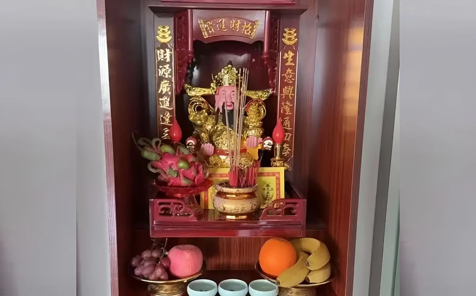 Đặt bàn thờ Thần Tài chuẩn phong thủy để tiền bạc hanh thông cả năm