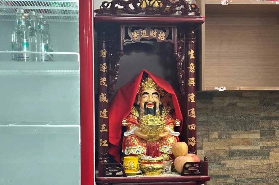 Đặt bàn thờ Thần Tài chuẩn phong thủy để tiền bạc hanh thông cả năm