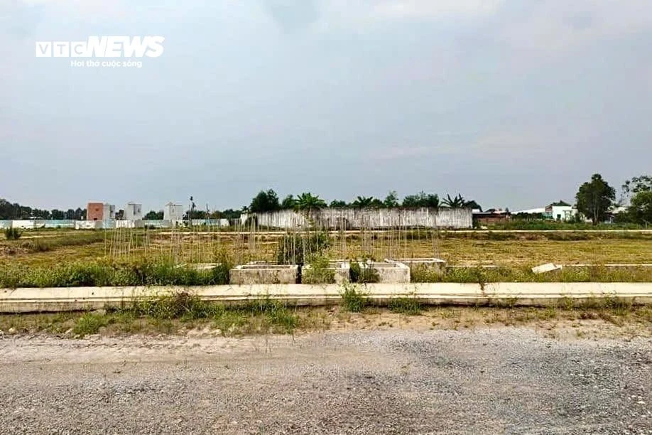 Đất nền phân lô 'chôn vốn' 4 năm, rao bán cắt lỗ không ai mua Đất nền phân lô 'chôn vốn' 4 năm, rao bán cắt lỗ không ai mua