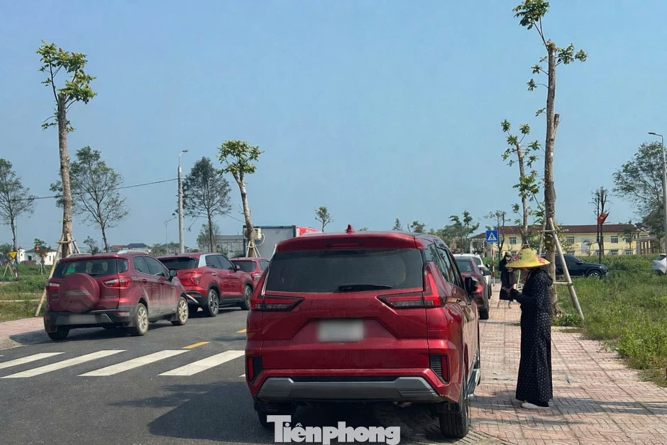 Đất nông thôn vùng quê bất ngờ 'sốt', ô tô đổ về kín đường Đất nông thôn vùng quê bất ngờ 'sốt', ô tô đổ về kín đường