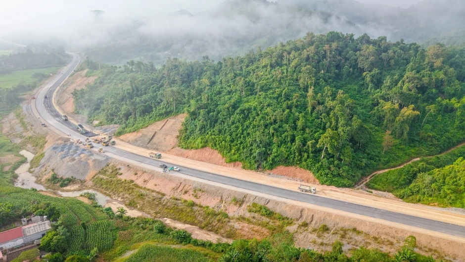 Đầu tư, thi công, quản lý vận hành 64km hầm cầu, 845km cao tốc và quốc lộ, 7 cầu cấp đặc biệt... Đèo Cả lãi 564 tỷ đồng sau 9 tháng