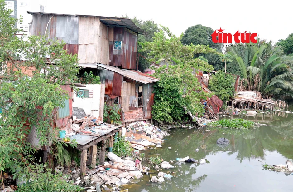 Di dời nhà ở ven kênh, rạch ở TP Hồ Chí Minh - Bài 1: Vẫn còn nhiều ngôi nhà tự phát trên ‘mặt nước’ Di dời nhà ở ven kênh, rạch ở TP Hồ Chí Minh - Bài 1: Vẫn còn nhiều ngôi nhà tự phát trên ‘mặt nước’