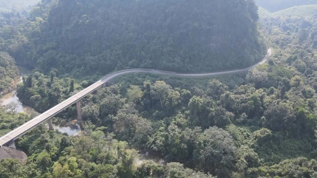 Đỉnh núi ở miền Trung đang được đề xuất xây khu du lịch như "Bà Nà Hills thứ 2": Cao hơn 1000m, ngày trời quang nhìn được ra tới biển Đỉnh núi ở miền Trung đang được đề xuất xây khu du lịch như "Bà Nà Hills thứ 2": Cao hơn 1000m, ngày trời quang nhìn được ra tới biển