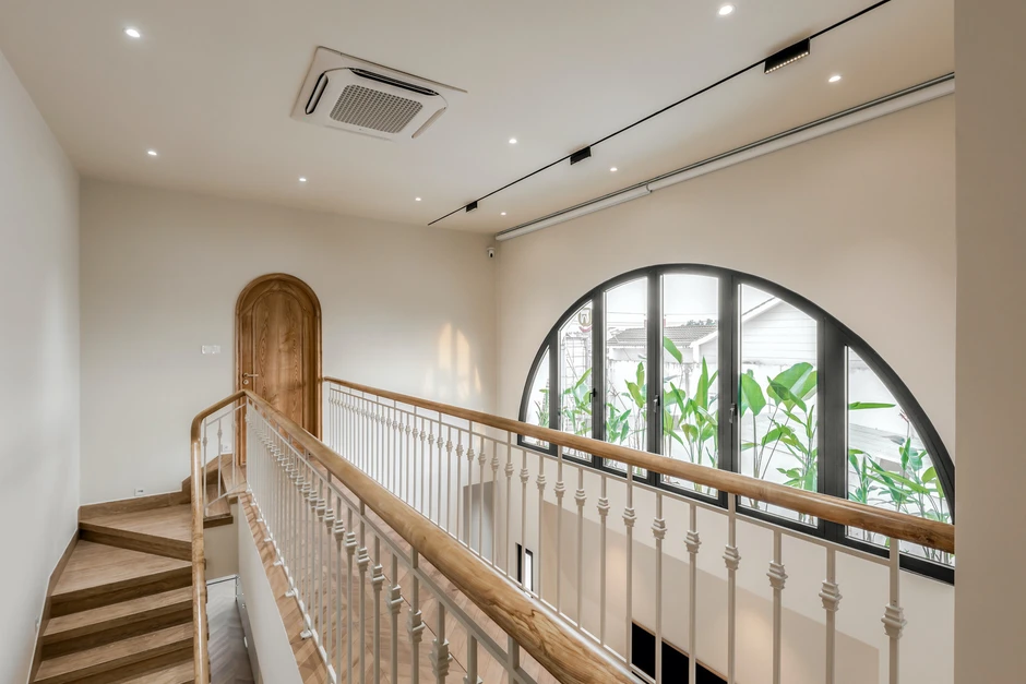 Độc đáo nhà phố 3 tầng có mặt tiền uốn lượn từ hàng nghìn viên gạch kính Độc đáo nhà phố 3 tầng có mặt tiền uốn lượn từ hàng nghìn viên gạch kính